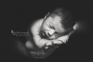 Vancouver_Newborn_photography_dad_hand_black_white