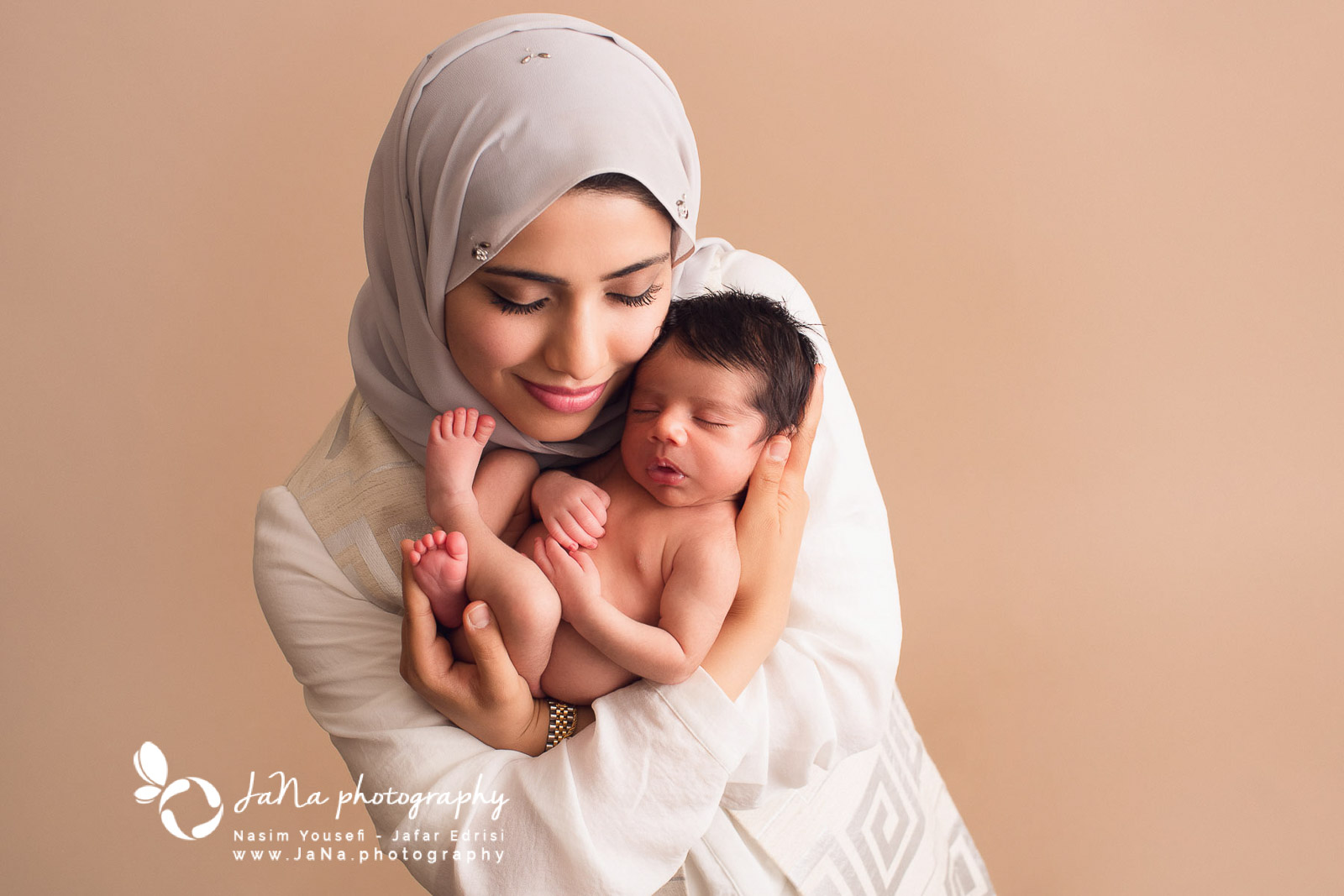 Newborn photography Burnaby - mom and baby