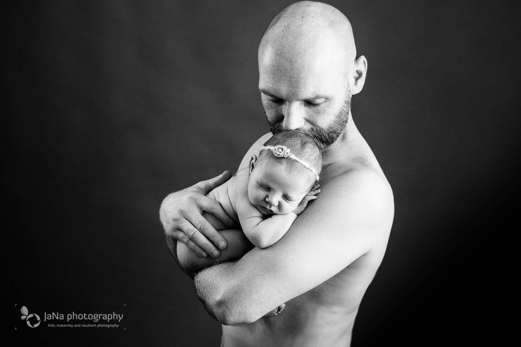 Vancouver newborn photography Magnolia- dad - Black and white