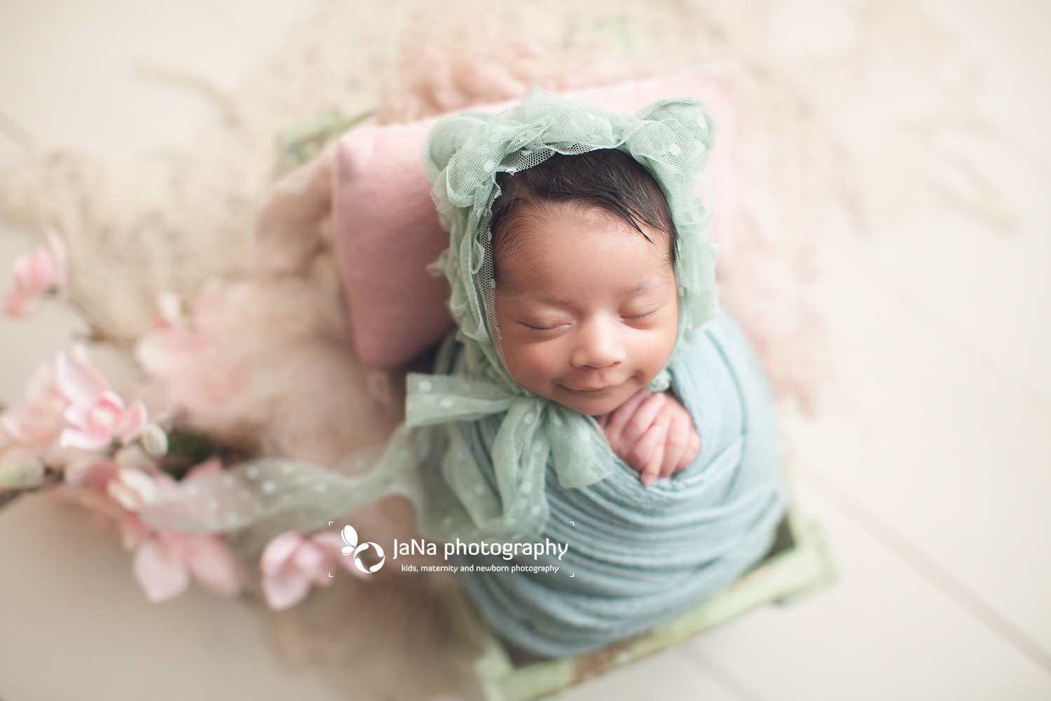 lovely smile-newborn photography-jana-prep