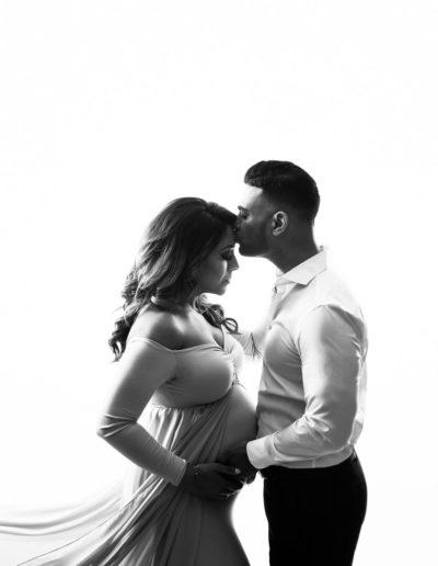 maternity photographer - vancouver - jana photography - black and white - kissing