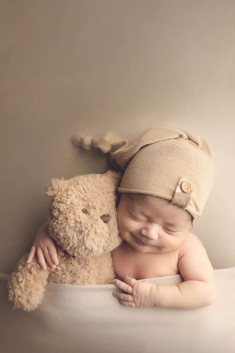 newborn photography brown hug teddy bear