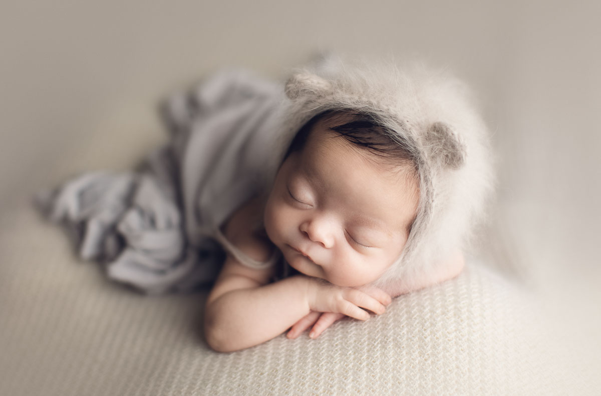 newborn photography girl in light grey background