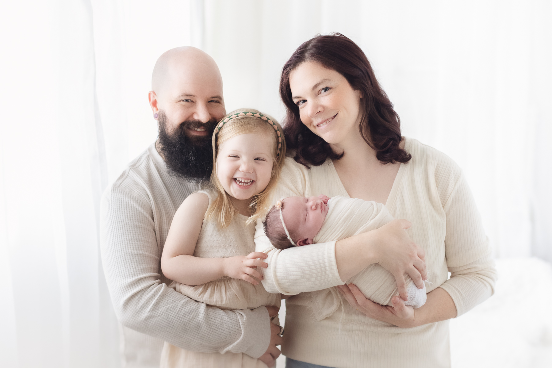 best newborn photographer in Vancouver - family picture in a natural light