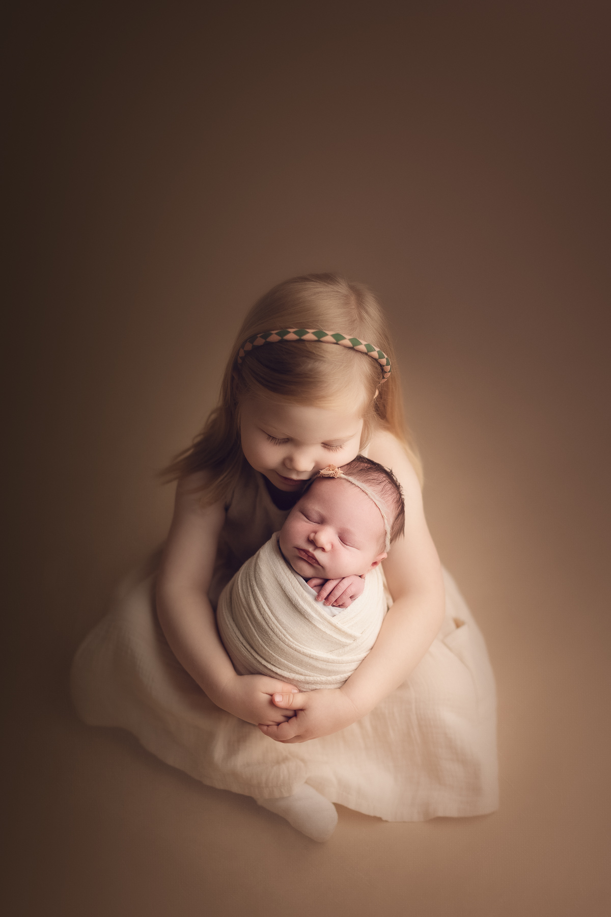 sibling and newborn photography in mocha color background. best newborn photographer